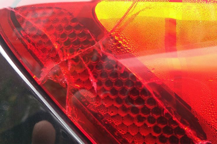 Cracked SEAT Leon MK3 (5F) rear light assembly with condensation
